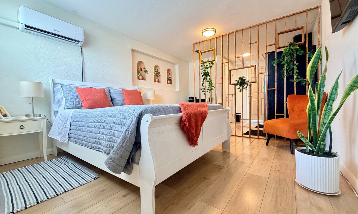 Orlando Apartment | Sunny Baldwin Park Studio Walk to Cafés Near Downtown