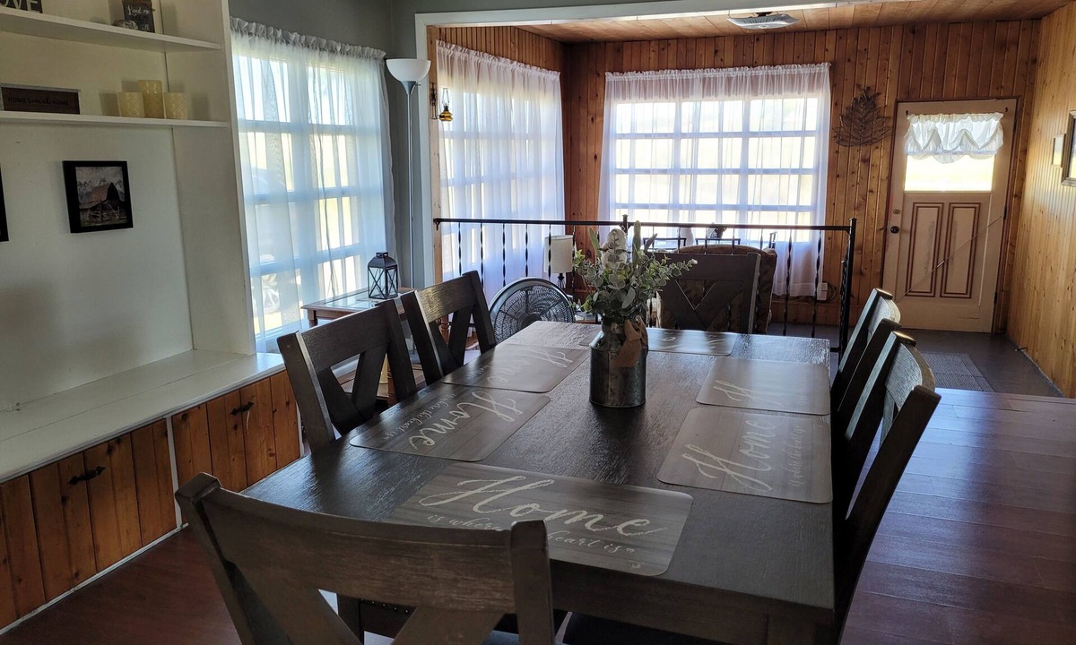 Andover House | Sunsets, Stars, Sleep near the Animals. Centrally located to many rural towns.