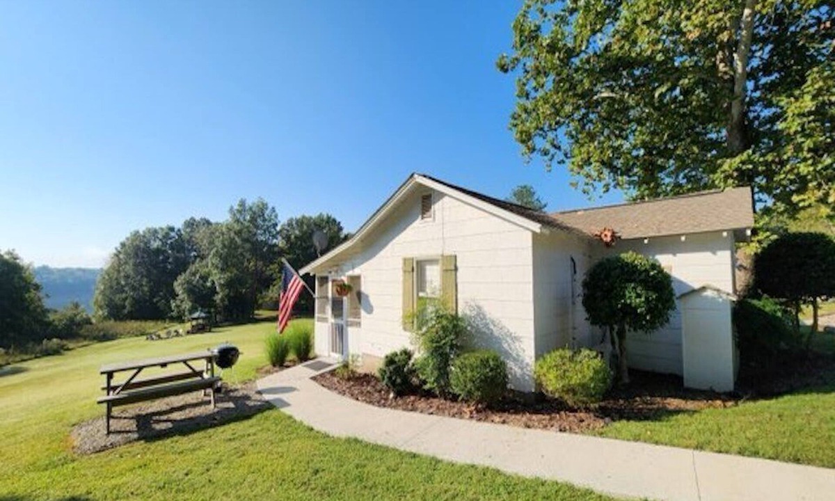 Gamaliel Resort | Take It Easy Resort - Cottage #3, Norfork Lake w/Dock Slip, Walk to Water