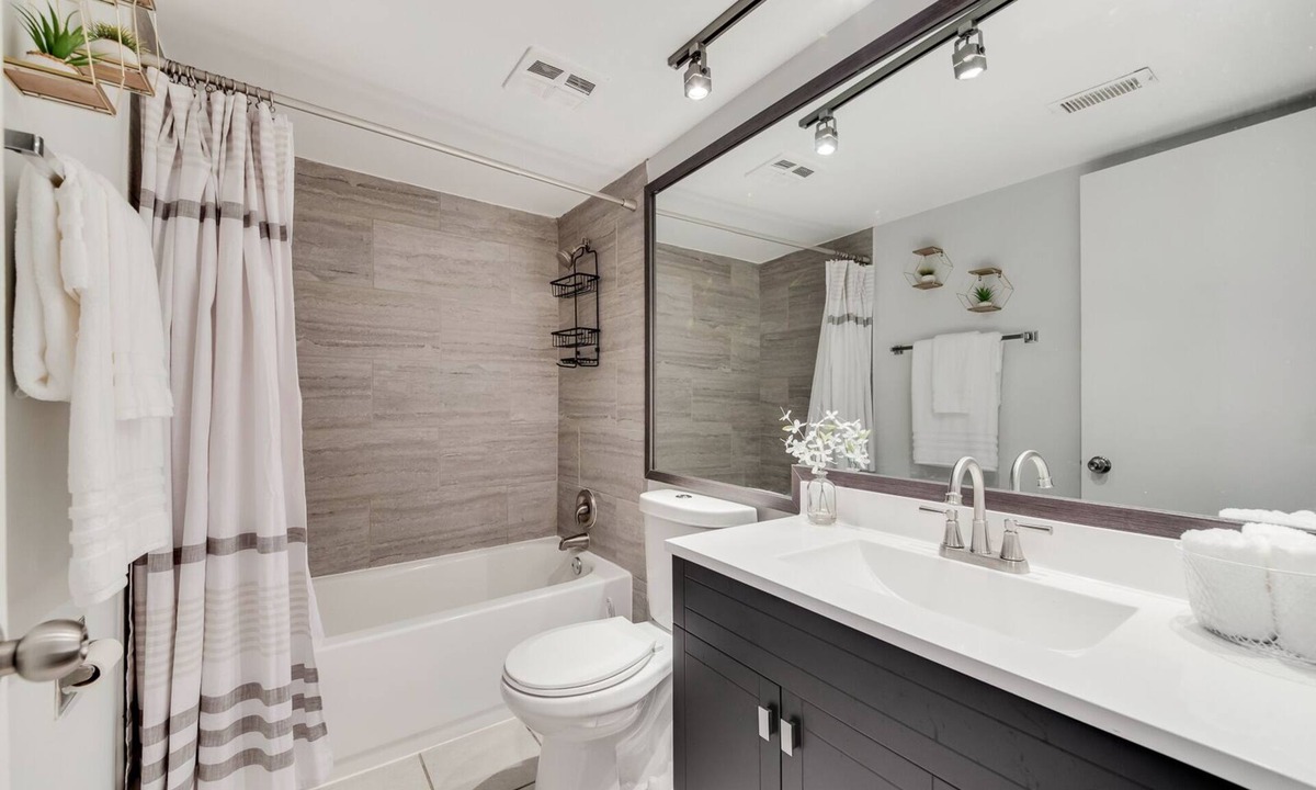 Lansing Condo | ♛The Broadway Special♛ - 2 Bd/1 Bath Smart-Condo!