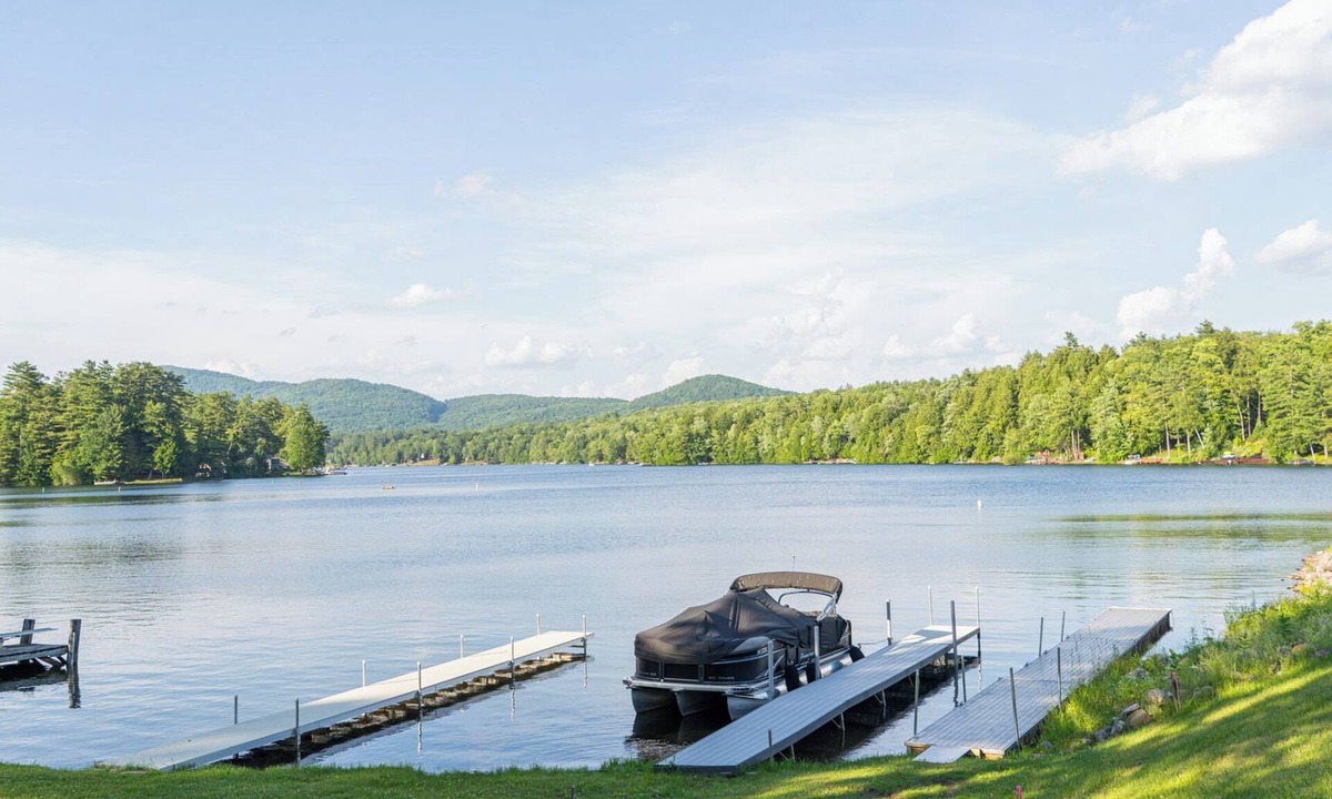 Fort Ann House | The Farmhouse-Charming 4-Bedroom House- Hot Tub- Lake Access with Dock Space