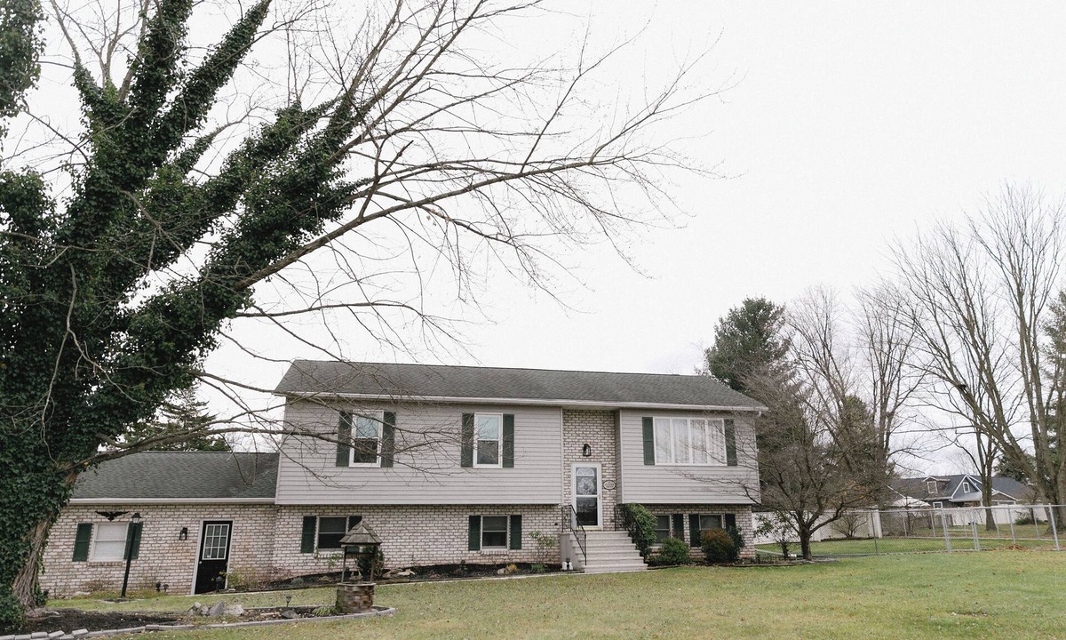 Bonneauville House | The Gathering Place at Gettysburg. Spacious 4 Bdrm Retreat with deck and grill.