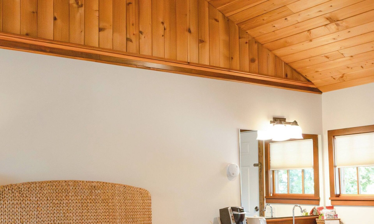 Hampton Bays Hotel | The Hampton Maid