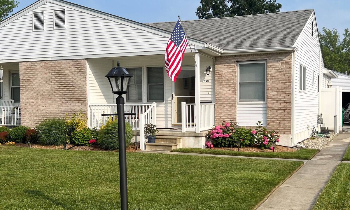 Village Green House | The perfect Cape May beach house! Screened-in porch + private backyard oasis