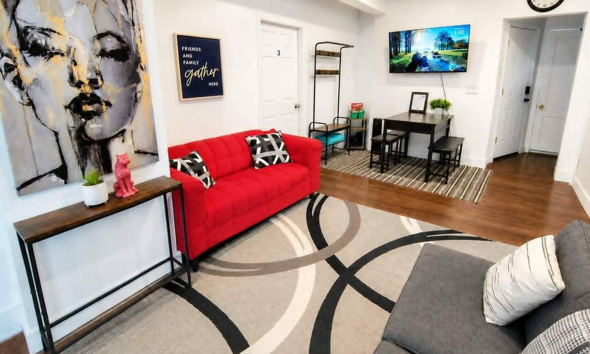 North Buffalo Apartment | The Victorian House - 4 BR, Pet-Friendly with Outdoor Bar-B-Q Grill