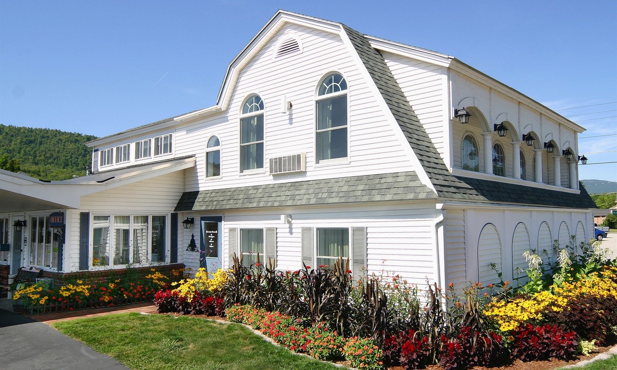 Upper Village Hotel | Top Notch Inn
