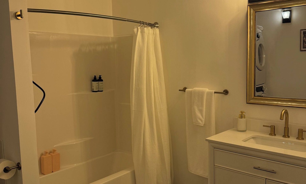 Utica Apartment | True Loft at Baggs Square-Walking distance to Wynn Hospital