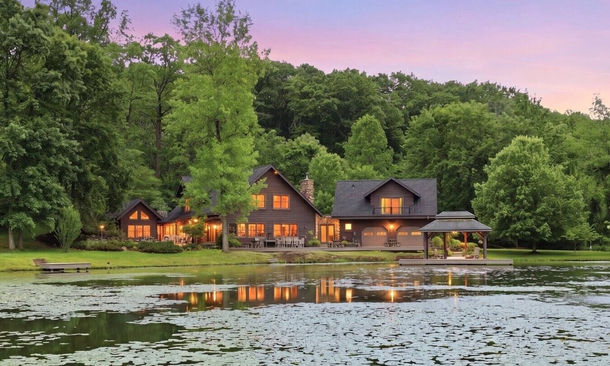 Perinton Cabin | Upscale log cabin w/20` ceilings, indoor hot tub & King beds