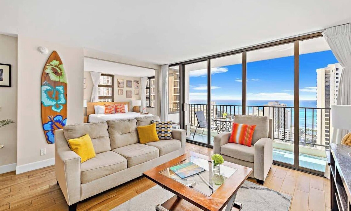 Waikiki Condo | Waikiki escape w/ocean views & beach gear