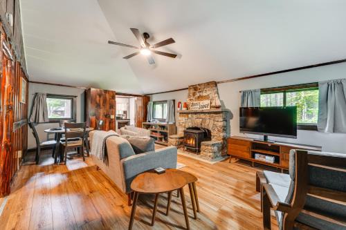 Boothbay Harbor House | Walk to Barrett's Park: Wooded Cabin w/Grill!
