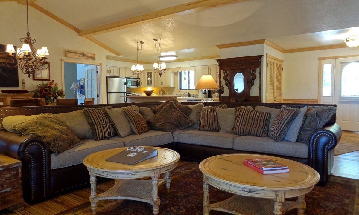 Mount Ida Cottage | Waterfront Group Cottage with Hot-Tub and Pool in Mount Ida, Arkansas