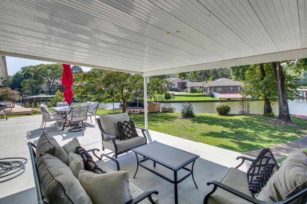 Hot Springs House | Waterfront Hot Springs Home w/Dock & Porch!