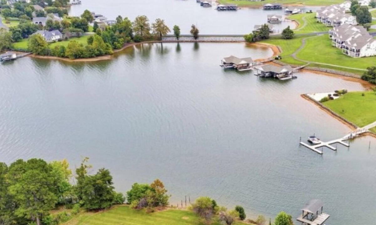 Union Hall House | WATERFRONT OASIS! PADDLE BOARDS, KAYAKS & OUTDOOR MOVIE SCREEN COME WITH STAY!