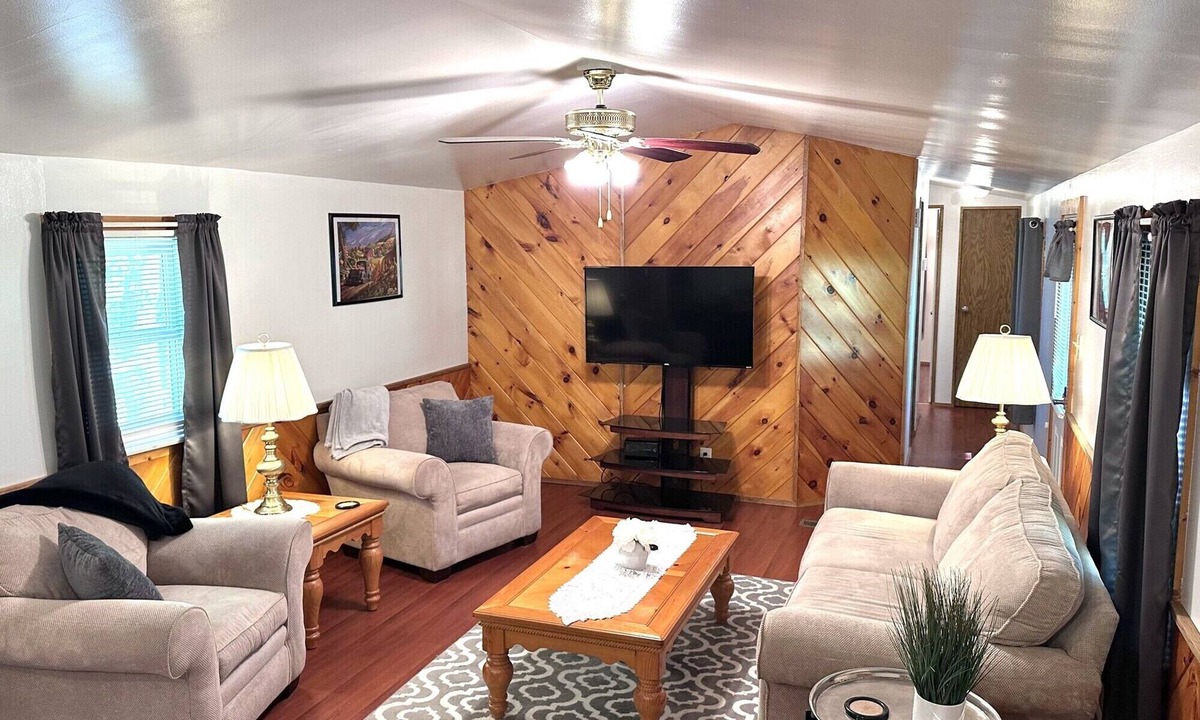 Robertsdale House | Whispering Acorn - Raystown Lake - Aunt Susie's