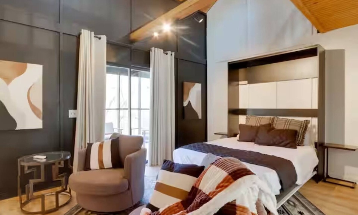 Gentry Cabin | Woodland Retreat! Less than 10 minutes from Downtown Siloam Springs