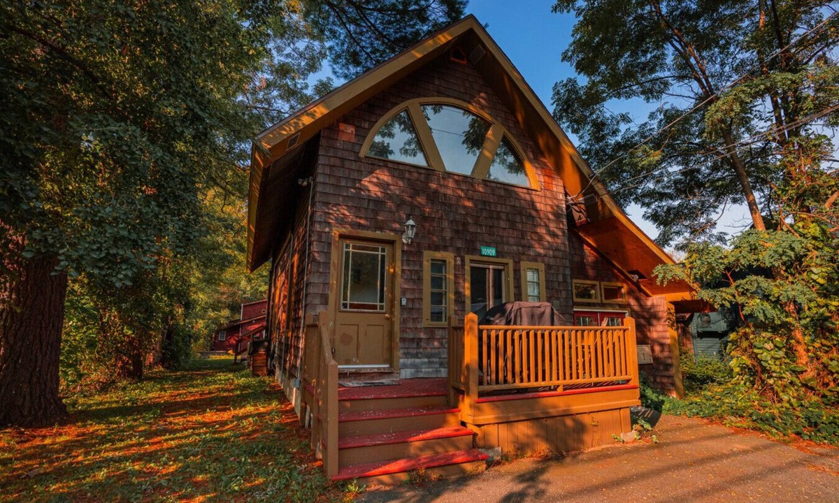 Keene Apartment | Xplorer I - Keene | Modernized Private Apartment in Town | Centrally Located to Major Trailheads