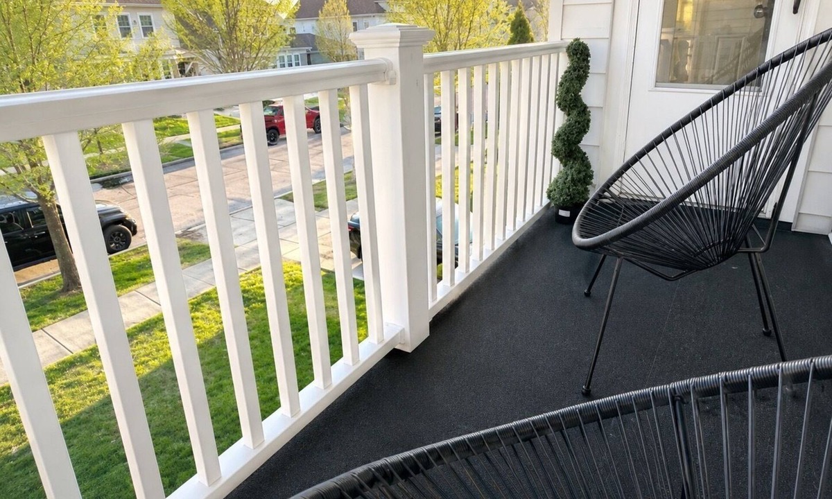 Kenmore Apartment | YOUR Cozy 2brm Upper Kenmore Retreat w balcony near Buffalo & Niagara Falls.