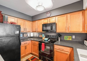 Riverfront Downtown Nashville Condo/Walk to Broadway/2 King Suites/Free Parking