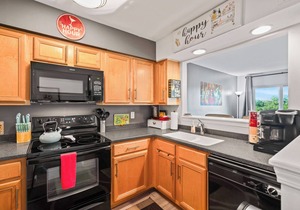 Riverfront Downtown Nashville Condo/Walk to Broadway/2 King Suites/Free Parking