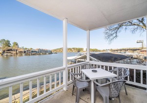 The Hamilton Lakefront Studio 17 - Upper Unit