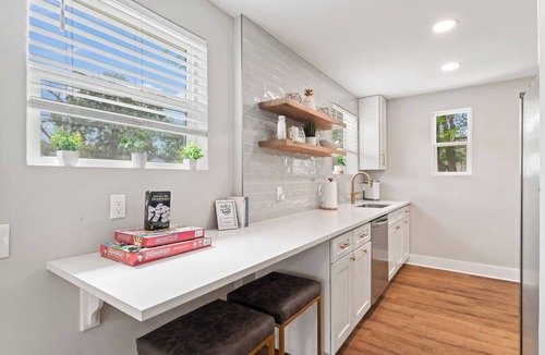 Murray Hill House | 1,536 sqft | 3/2 Modern Bungalow -7 miles to Stadium!