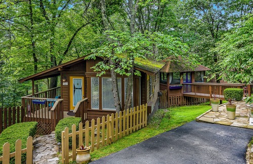 Eureka Springs Historic District Cabin | 1 Bedroom Cabin In The Woods, Private Covered Porch, Jacuzzi, Kitchen & Hot Tub!