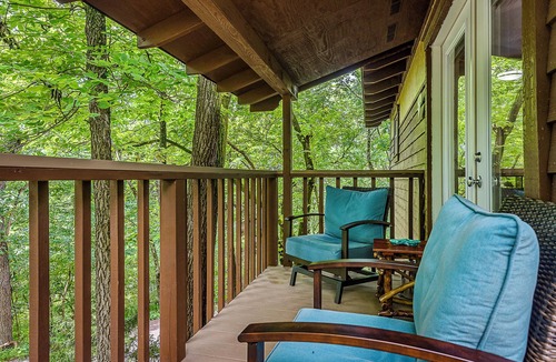 Eureka Springs Historic District Cabin | 1 Bedroom Cabin In The Woods, Private Covered Porch, Jacuzzi, Kitchen & Hot Tub!