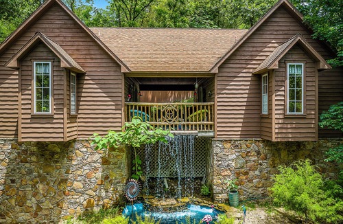 Eureka Springs Historic District Cabin | 1 Bedroom Cabin In The Woods, Covered Porch, Jacuzzi, Kitchenette and Hot Tub.
