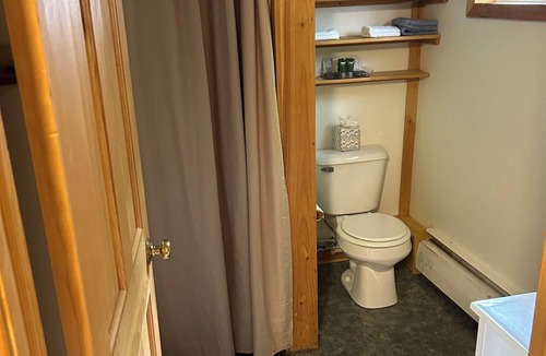 The Forks Cabin | 1-bedroom Cabin with AC in The Forks, sleeps 6, WIFI and TV