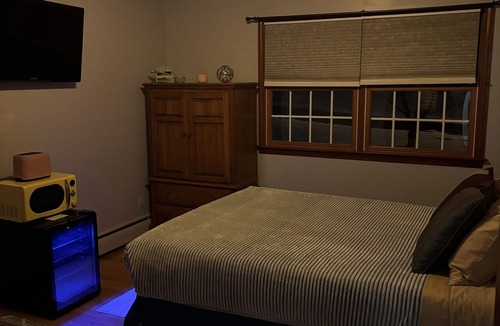 Hamden Bed & Breakfast | 1 King & 1 Queen suit available in Guest House quiet & serene