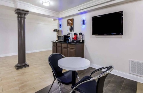 North Little Rock Apartment | 1 King Bed|Smoking|Micfridge