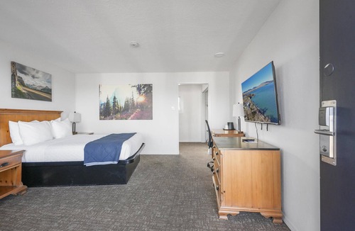 Polson Hotel | 1 Queen Bed, Partial Lake View