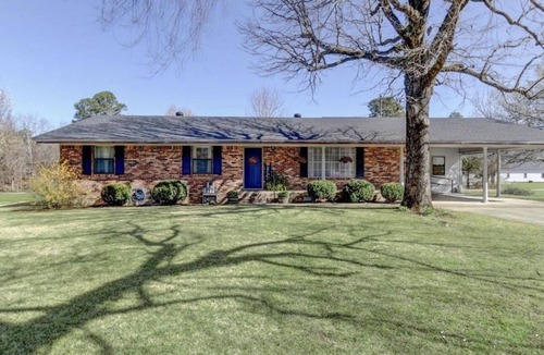 Mount Ida House | 10 minutes to Lake Oauchita. Close to Camp Ozark. Walk to Town Square.