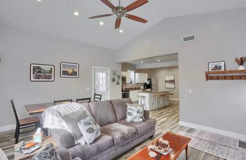 Clarion House | 15% off Spring Special - Close to Penn West - Wifi - Fenced Yard