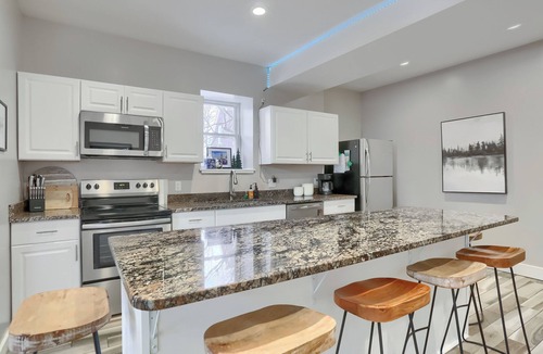 Clarion House | 15% off Spring Special - Close to Penn West - Wifi - Fenced Yard