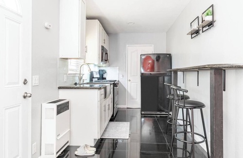 Oakland Apartment | 1BR w/Parking Quiet Retreat Central Oakland