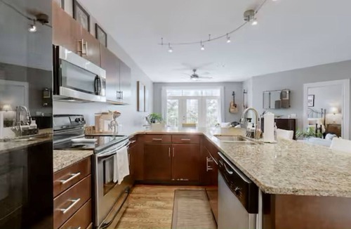 North Capitol Condo | 2 bed/2 bath Condo - Less than 1 Mile to Broadway!