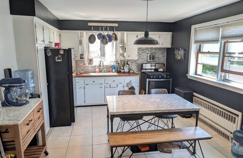 Garfield Apartment | 2-bedroom apartment with AC in Garfield- 10 min walk to Train to World Cup