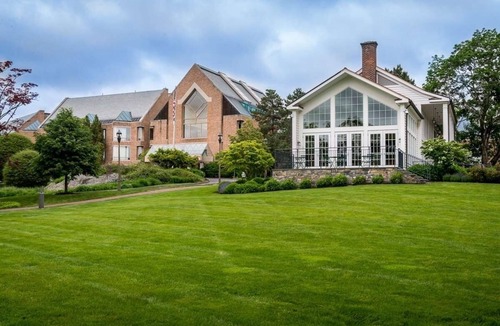 Ossining Hotel | 2 Comfortable Rooms | Modern Retreat Near Hudson Valley Dining and Shopping