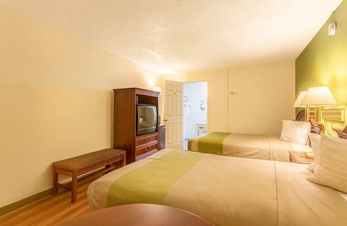 Edgewood Hotel | 2 Delightful Rooms Near Edgewood Parks w/Free Coffee in Lobby