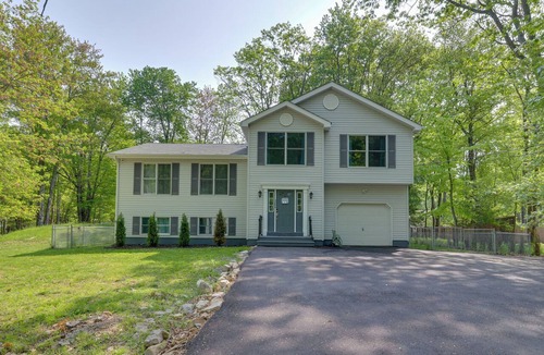Pocono Summit Cottage | 2 Game Rooms! Family Poconos Home 9 Mi to Slopes