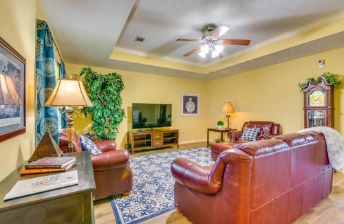 Conway House | 2 Mi to UCA: Group Getaway w/Private Yard!