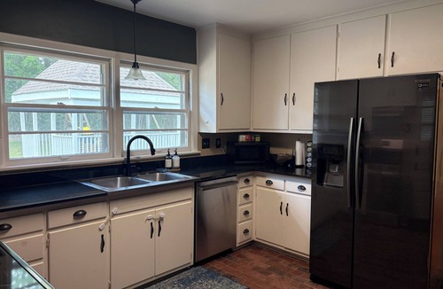 Searcy House | 2 min from Harding and local park! Peaceful 3BR with alfresco dining area!