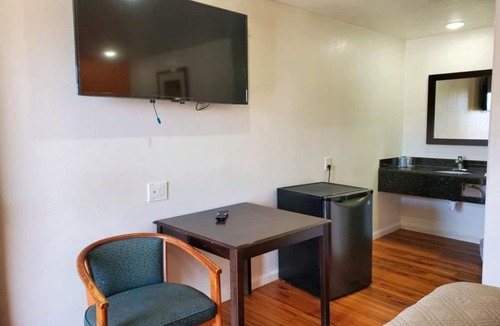 Oakland Apartment | 2 Queen Beds Non-Smoking
