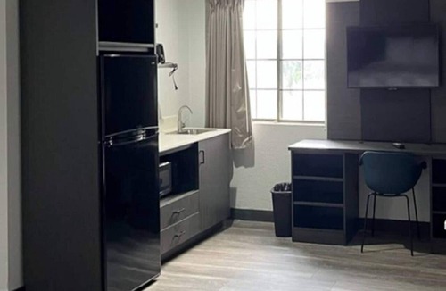 Little Rock Apartment | 2 Queen Beds|Smk,Micfridge