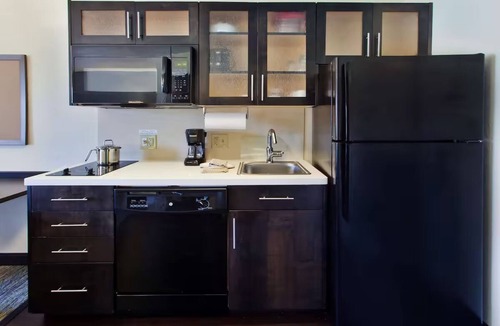 Nanuet Hotel | 2 Queen Studio w/Kitchen & Free Parking l Near Palisades Center Mall