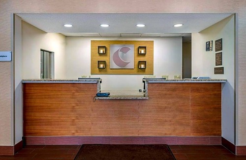 Elkhart Hotel | 2-Star Hotel ∙ Comfort Suites North Elkhart