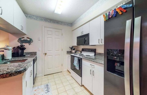 Bethany Beach Condo | 2-Story Sea Colony Condo w/Bikes, Fireplace, Shared Pools, Gym, Sauna, & Tennis