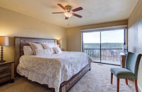 Rockwell Condo | 2B/2B Lake View Condo