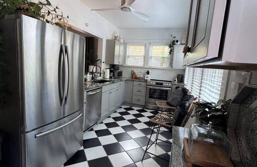 Hot Springs House | 2BR 2BA Historic Prospect Home with Hot Tub & Boat Rental Option